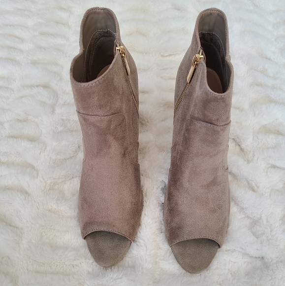 NIB New Bella Vita Faux Suede Gold Zip Peep Toe Booties Heels Shoes Size 10 10W - Picture 2 of 5